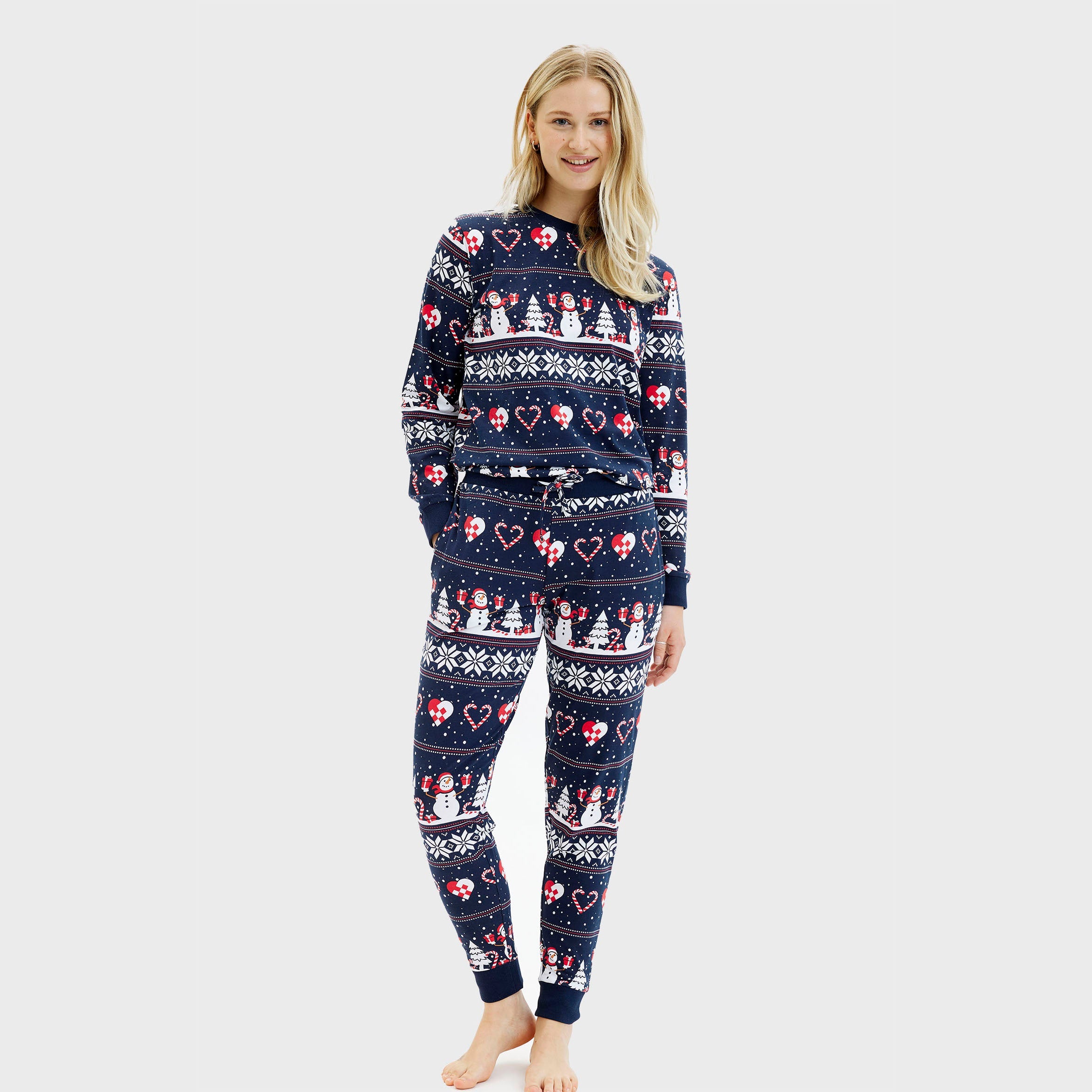 Damen Weihnachtspyjama in Dunkelblau mit weihnachtlichen Mustern, weihnachtspullover damen und passende Hose.